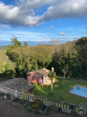 Pequeña masía en el bosque con piscina y juegos